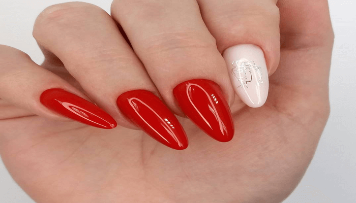 unghie rosse e bianche